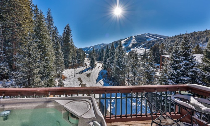 Old Town Condominio | AMAZING VIEWS and PRIVATE Hot Tub! Walk to Winter Park Resort!