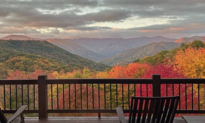 Cataloochee Ranch Casa | Amazing VIEWS! Hot Tub, WIFI, Fire Pit, 12' Shuffleboard table! Chef's kitchen.