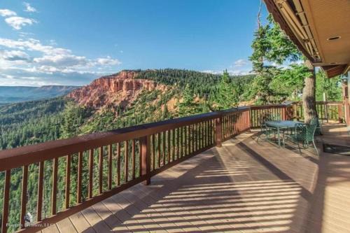 Duck Creek Village Casa | Amazing views near Strawberry Point!