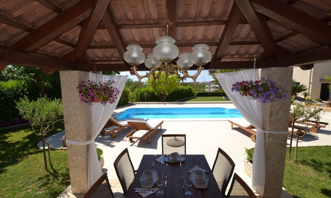 Zrnovnica Casa | Increíble villa cerca de Split con piscina privada y pleygraund !!!