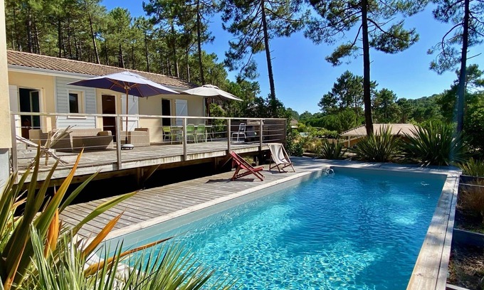 Lacanau-Ocean Casa | casa de la piscina fantástica con vistas sobre el parque de golf, una gran piscina con cubierta de madera