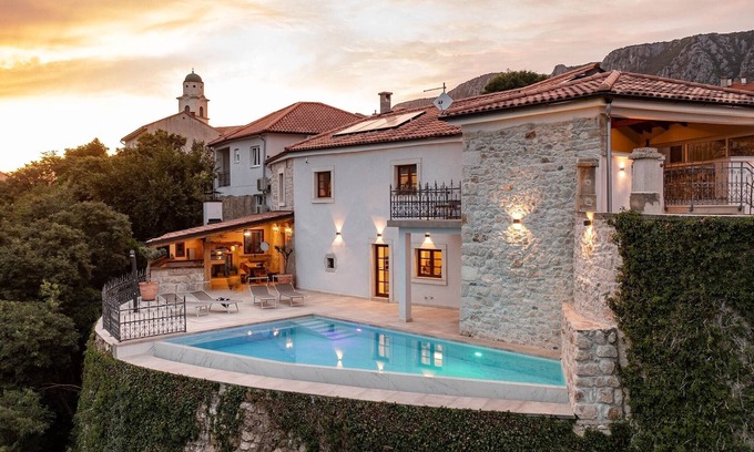 Bribir Villa | Increíble villa con piscina, bienestar y vistas impresionantes.
