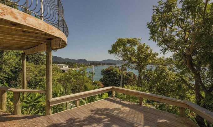 Tairua Cabaña | Amazing Water Views from the Harbour Masters Cottage! 2 mins walk to the beach