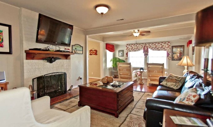 Bellamy Casa | Amazing Waterfront Getawaylong Term Renters are Welcome!