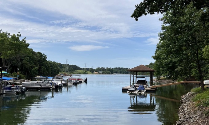 Lake Norman of Catawba Casa | Amazingly Affordable Lakefront Home 4BR/2BA w/Fire Pit & Kayaks on Lake Norman