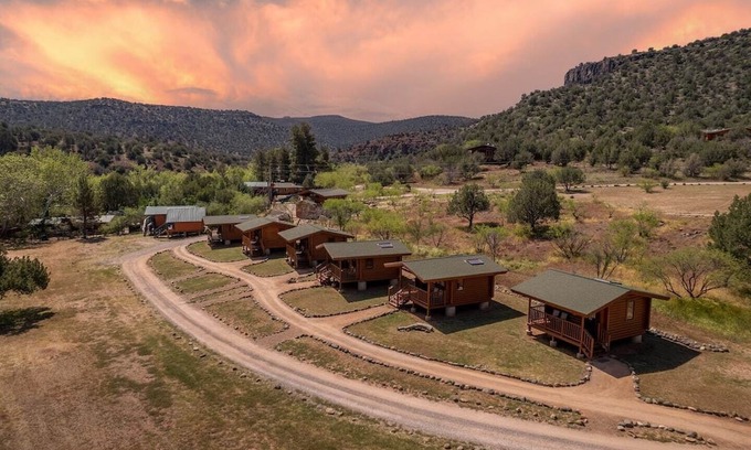 Cornville Cabina | Amazonite Cabin: Relaxing Haven by the Creek