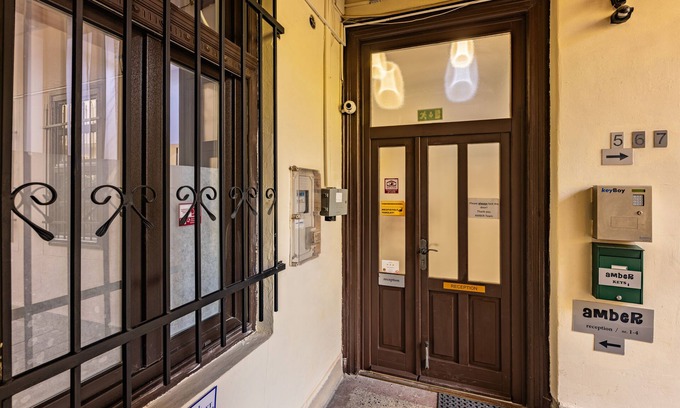 Inner City Budapest Apartamento | Amber Gardenview Studios