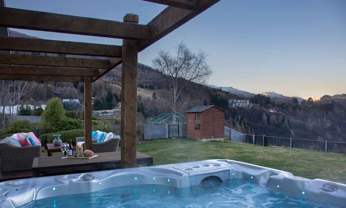 Arthur's Point Casa | Amber Retreat | Hot Tub + River Views