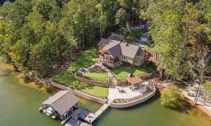 Jacksons' Gap Casa | Amber Skies: Tranquil Lakefront Escape. Perfect for Families and Events!