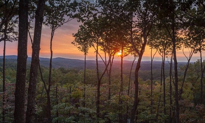 Talking Rock Cabina | Amber Sunsets dazzles with panoramic views, hot tub luxury, a custom firepit, screened porch, pool table, and pet-friendly hospitality!