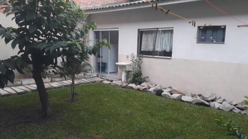 Caioba Casa | Ambiente acolhedor com jardim para pets
