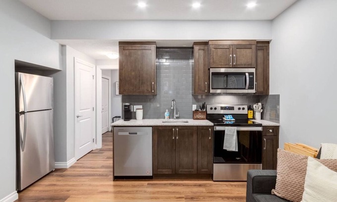Sage Hill Apartamento | “Ambrosia“ Bright 2 bdrm lower suite in Sage Hill