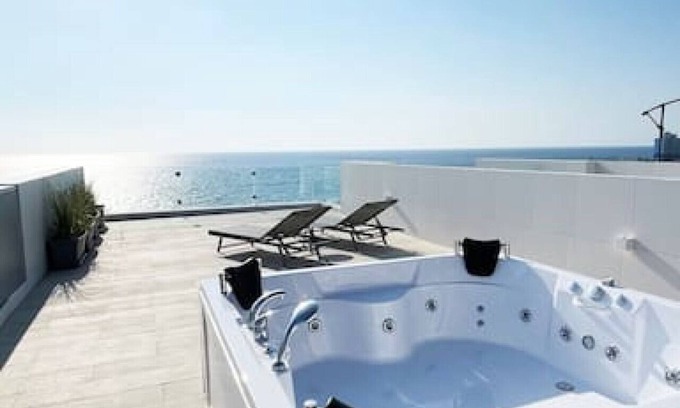 Aamchit Chalet De Esquí | Amchit Bay Beach Residences 3BR Rooftop w/ Jaccuzi