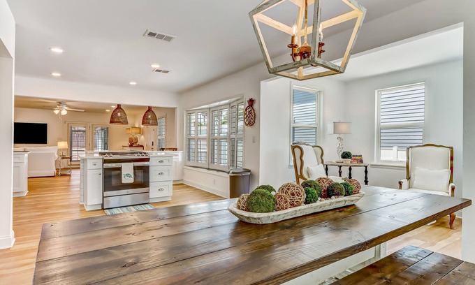 Ocean Cay Casa | "Amelia On My Mind" Beach house with backyard and screened porch - sleeps 8