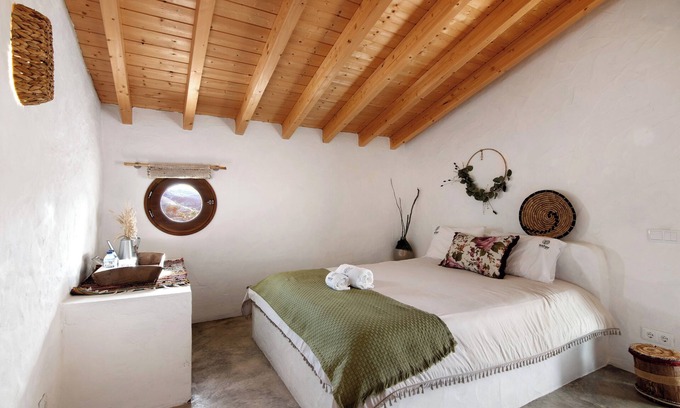 Alta Mora Apartamento | Habitación 'Amêndoa Amarga' con Vista a la Montaña, Wi-Fi y Aire Acondicionado