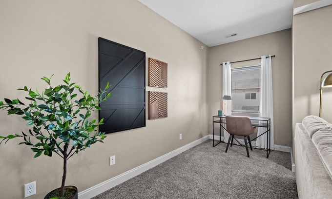 West Des Moines Apartamento | Top Floor | Private Garage | Tanning, Gym & More!