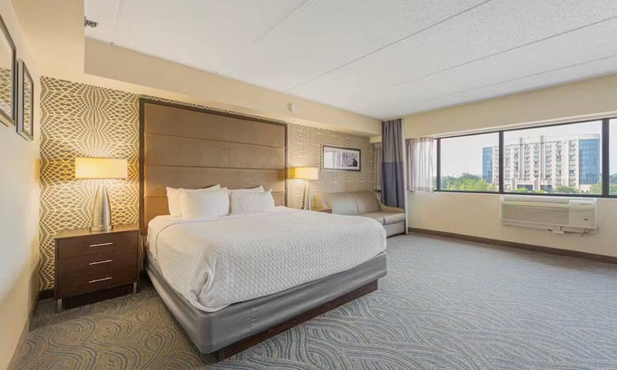 South Loop Apartamento | Amenity Rich Spacious King Suite