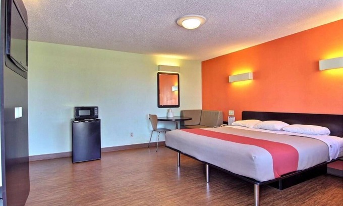Gilman Hotel | Motel 6 Gilman, IL
