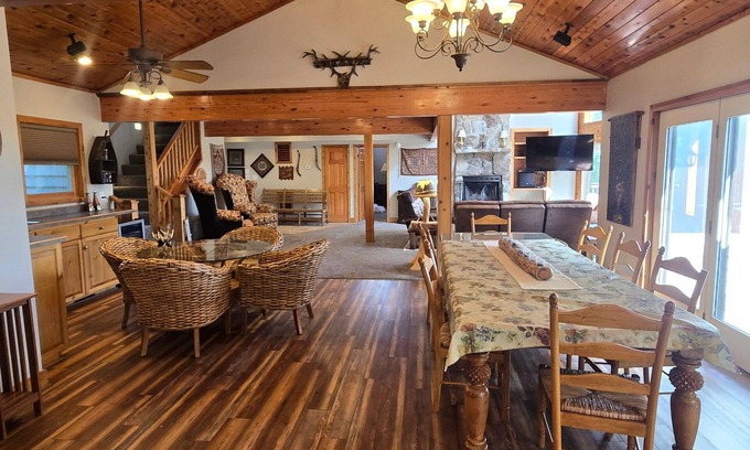 Mountainside Casa | American Dream- 5 bedroom dog-friendly with hot tub, pool table and more!
