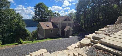 Mountainside Casa | American Dream- 5 bedroom dog-friendly with hot tub, pool table and more!