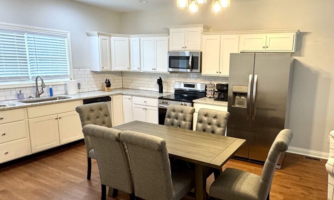 Versailles Casa | American Pharoah Cottage | 3BR Downtown Versailles