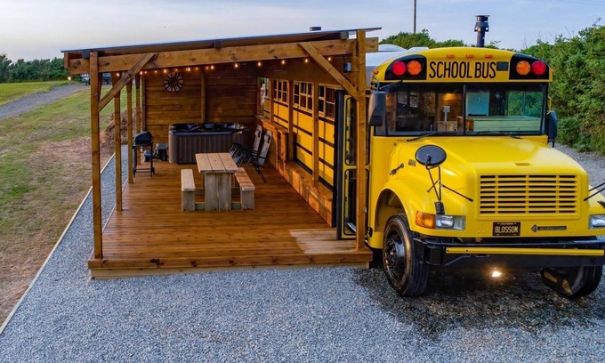 Tiers Cross Apartamento | American School Bus - 1 Bedroom - Blossom Farm - Tiers Cross