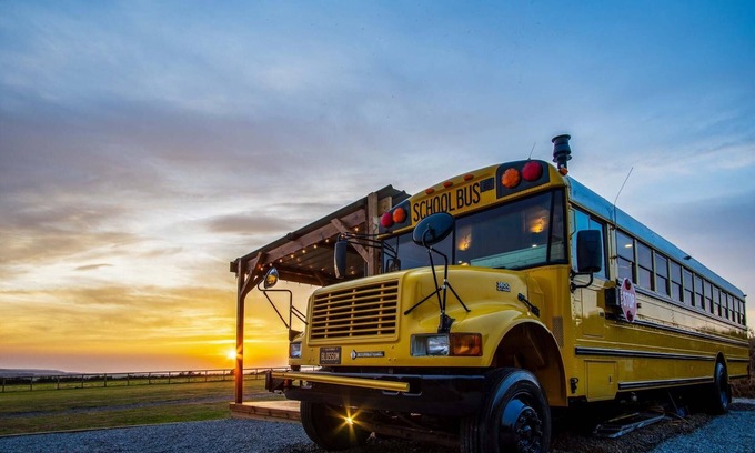 Tiers Cross Apartamento | American School Bus - 1 Bedroom - Blossom Farm - Tiers Cross