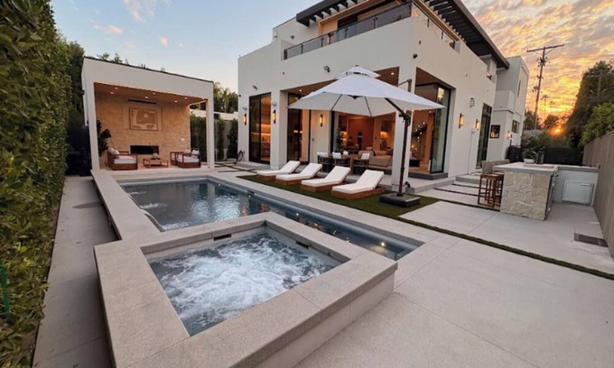 Encino Casa | Amestoy Modern: Stunning 4BR Estate with Theater & Gym