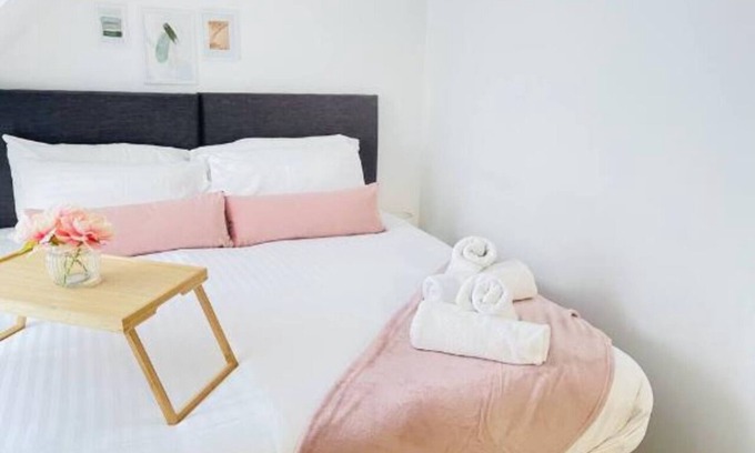 Cambridge Casa | Amethyst - Modern 4 Bedroom 2 Gardens Wi-Fi Sleeps 8