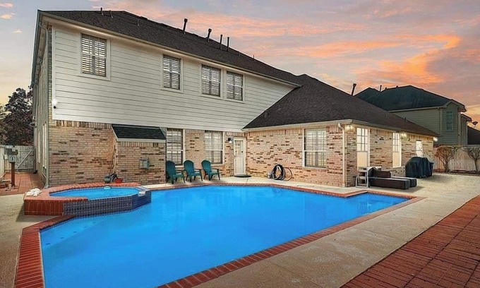 Champion Forest Casa | AMHOT - in Houston with heated pool spa