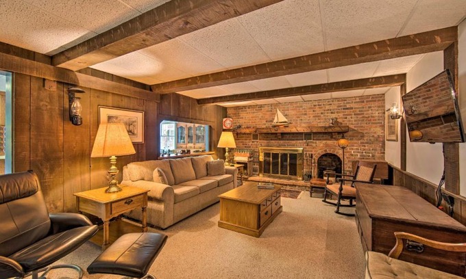 New Holland Apartamento | Amish Country Apartment with Cozy Fireplace!