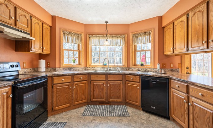 Keene Casa | Amish Country, Hot Tub, Gorgeous View, sleeps 8