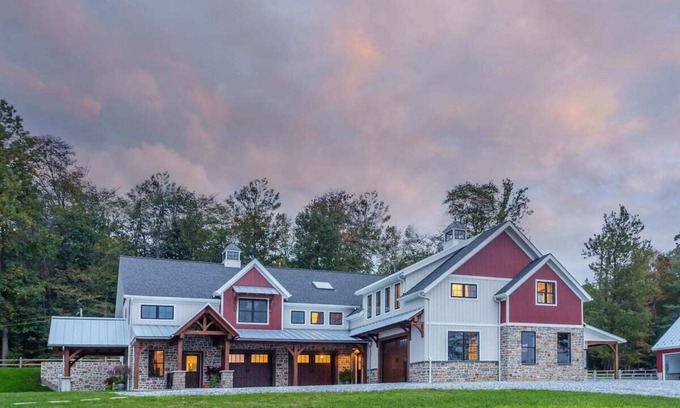 Newmanstown Cama Y Desayuno | Amish Farm Retreat - Daily Pastries, Sunset Views & Cozy Private Suite