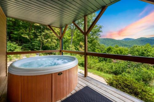 Candler Casa | Among the Clouds by AvantStay Views Hot Tub