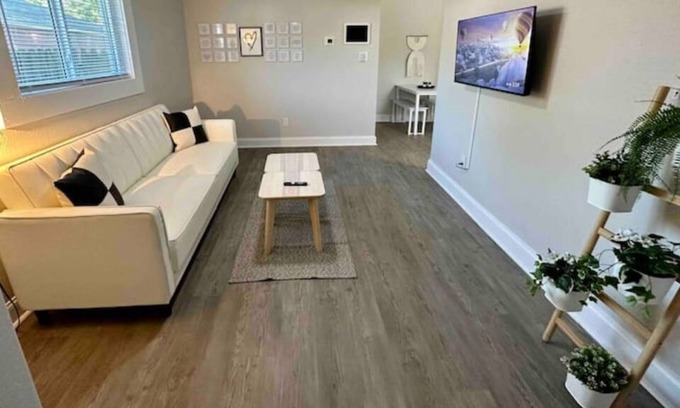 Norfolk Casa | Amore at Sheppard's Landing - peaceful home away for travelers and their pets!