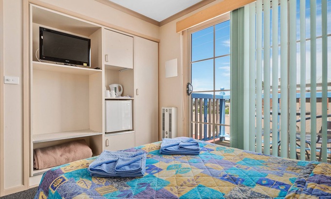 Swansea Hotel | AMOS HOUSE MOTEL