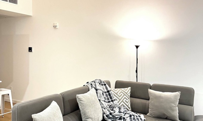 Downtown Edmonton Apartamento | Ample 2-Bedroom with City Views Downtown