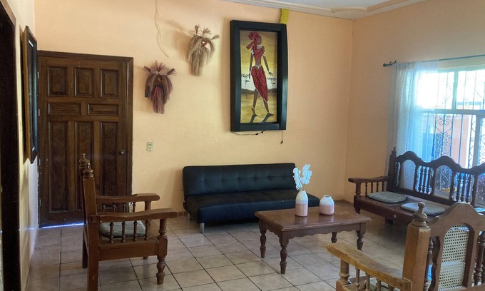 La Peñita de Jaltemba Casa | Amplia casa de 6 cuartos, alberca, aire acondicionado, y WiFi.