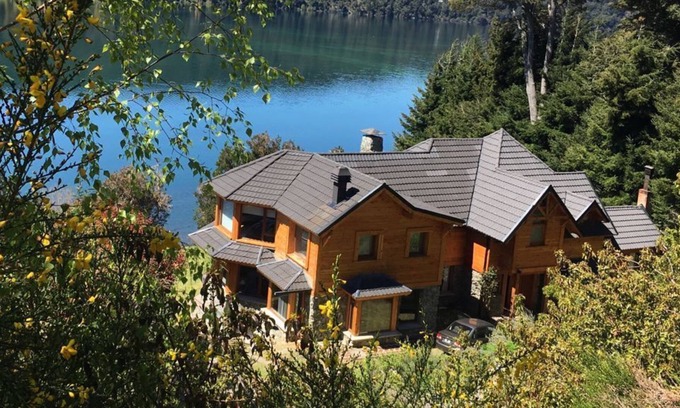 San Carlos de Bariloche Chalet De Esquí | AMPLIO CHALET DE MONTAÑA SOBRE EL LAGO NAHUEL HUAPI CON PILETA CLIMATIZADA