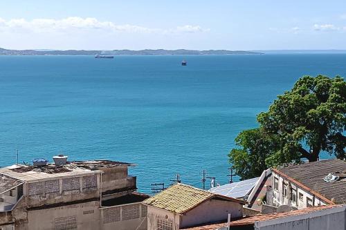 Dois de Julho Apartamento | Amplo 2 quartos, vista mar.