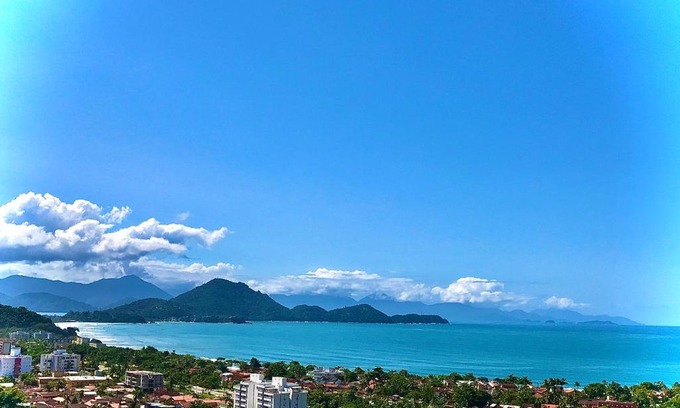 Toninhas Apartamento | Amplo apê condomínio piscina Toninhas Ubatuba
