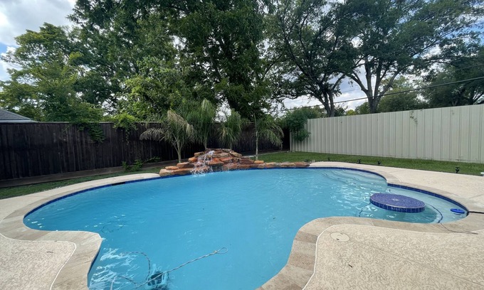 Humble Casa | AMPM mini-mansion - near IAH Airport