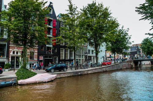 Canal Ring Hostal | Amsterdam Downtown Hotel Canal View