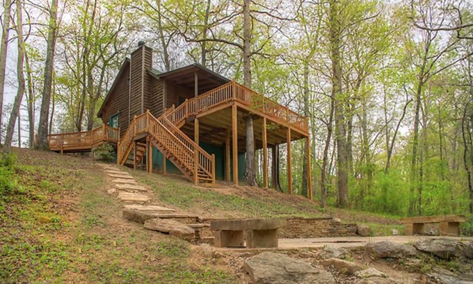 Clarkesville Cabina | Amy's Creek 1| Dog Friendly w/Creekside Views, Covered Deck, Hot Tub, Near Helen