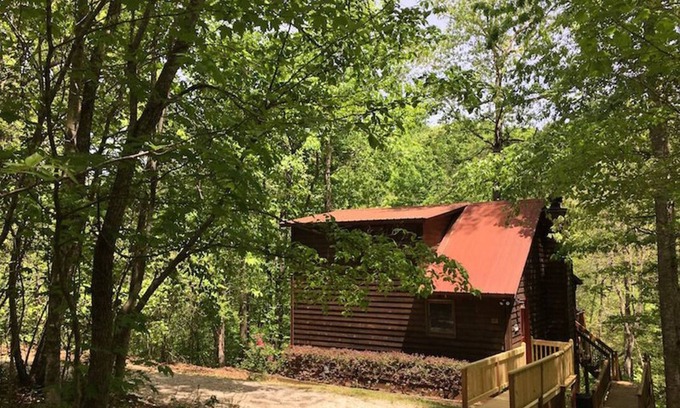 Clarkesville Cabina | Amy`s Creek 2 | 2BR Cabin, Dog friendly with Creekside and Hot Tub, Near Helen