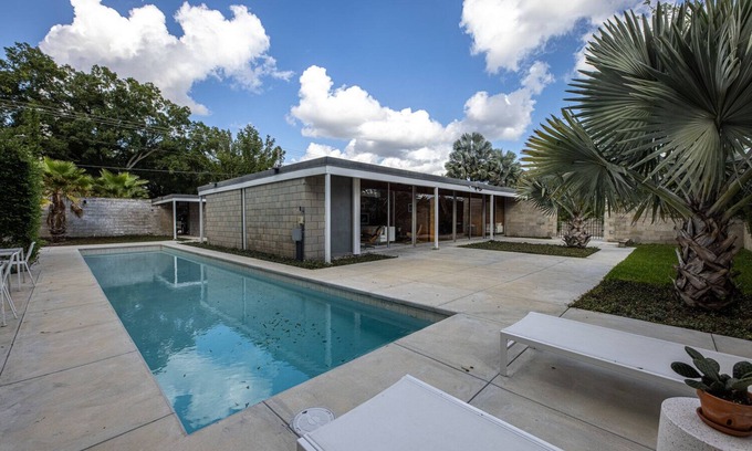 Winter Haven Casa | An Amazing Mid-Century Modern Experience