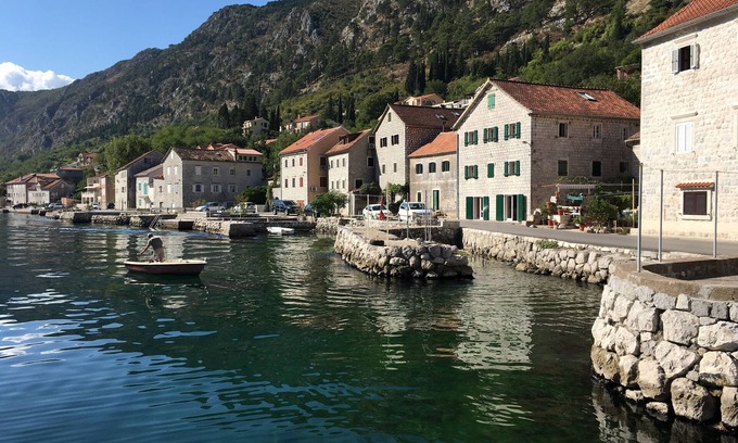 Muo Villa | Una antigua casa de piedra a 4 metros del mar y un paseo a Kotor.