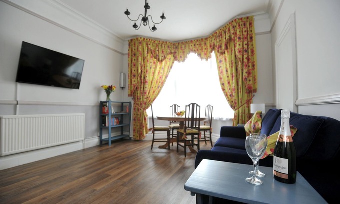 Cheltenham Cabaña | An apartment that sleeps 4 guests in 1 bedroom