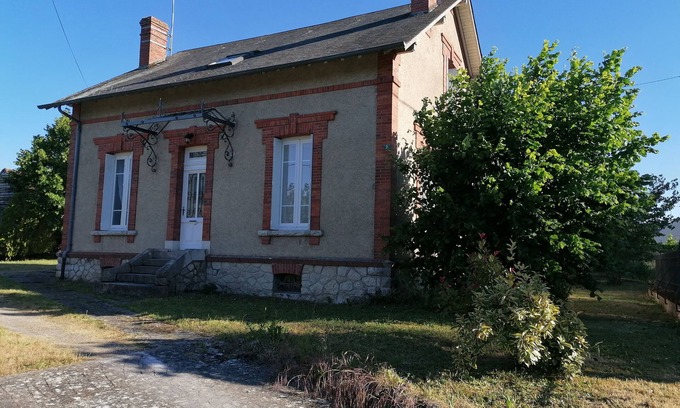 Lorris Casa | An authentic stay in a quiet area 5 minutes from shops, Maison Cléophée 1900