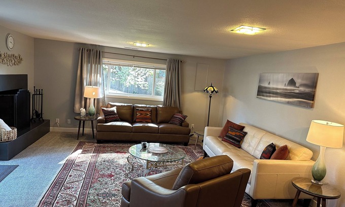 Cedar Hills Casa | An elegant and comfy Beaverton Home